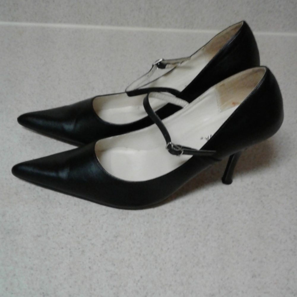 Black soft pumps